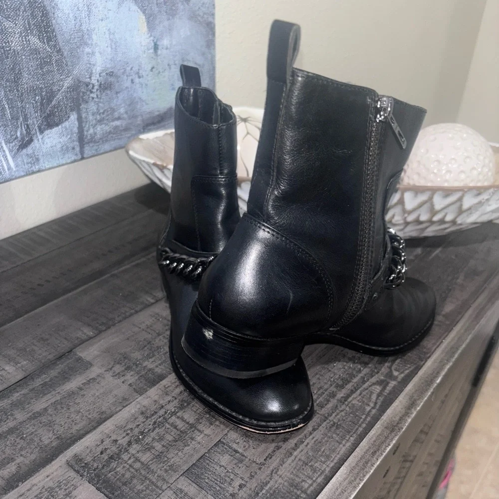 COACH ADELLA CALF LEATHER CHAIN WOMENS FLAT ANKLE BOOT SHOES sZ 7​ - Picture 8 of 11